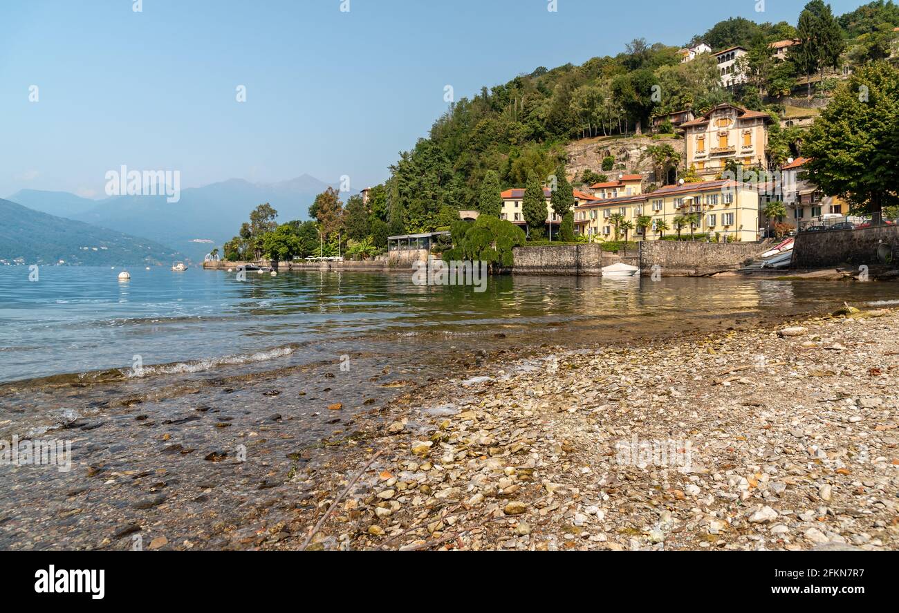 Lac de Colmegna avec villa historique de charme sur le lac majeur, commune de Luino, Lombardie, Italie Banque D'Images