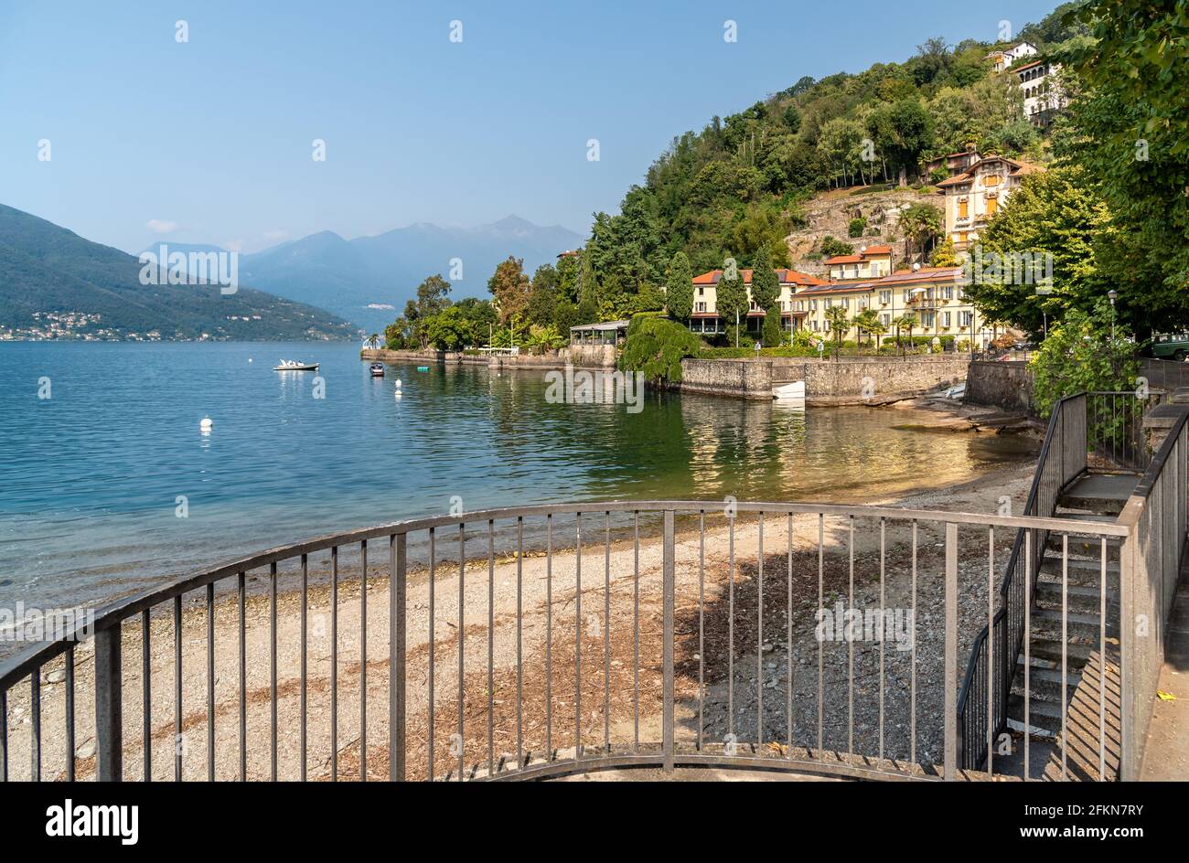 Lac de Colmegna avec villa historique de charme sur le lac majeur, commune de Luino, Lombardie, Italie Banque D'Images