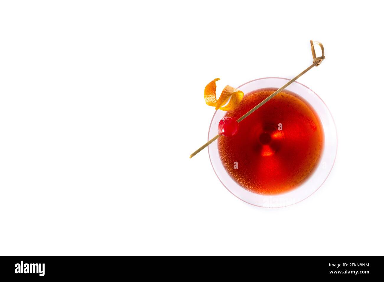 Cocktail traditionnel de Manhattan avec cerisier isolé sur fond blanc Banque D'Images
