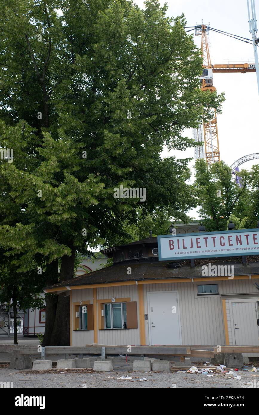 COVID 19, COVID19 pandémie ou crise du virus Corona en Suède: Le parc d'attractions Grona Lund de Stockholm est en état d'abandon avec des déchets à la porte Banque D'Images