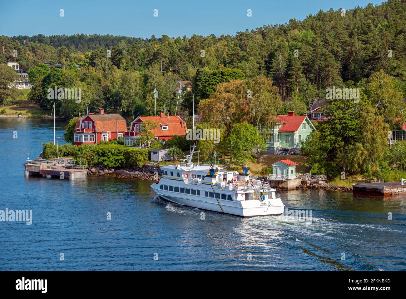 Le bateau Vånö Vaxholm atteint l'idyllique Hasseludden à Stockholm archipel Banque D'Images