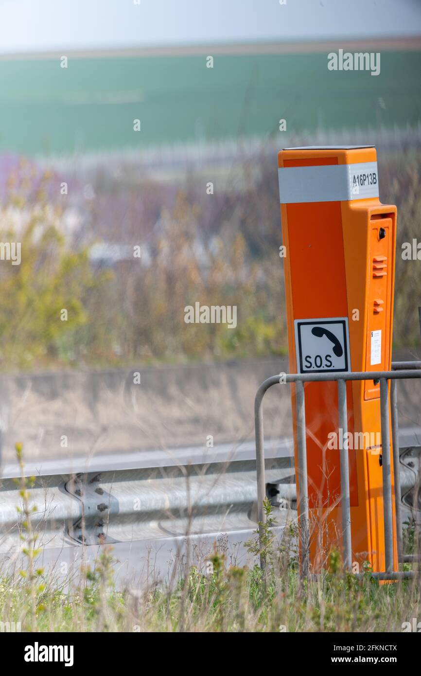 Calais, France - 03 mai 2021 : terminal d'appel d'urgence sur une autoroute française Banque D'Images