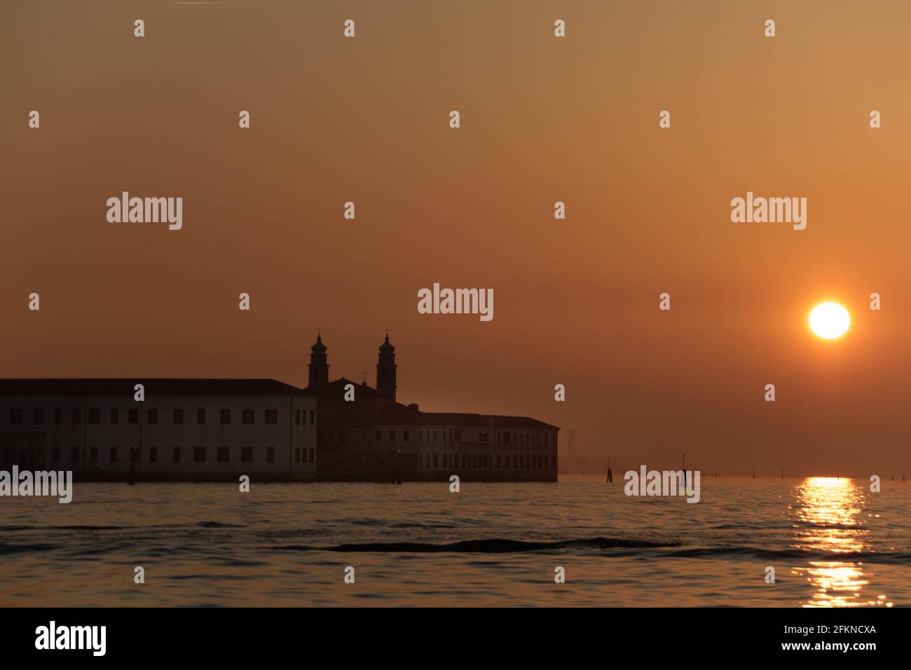 Magnifique vue sur l'île de San Servolo au coucher du soleil, dans le lagon vénitien, en Italie Banque D'Images