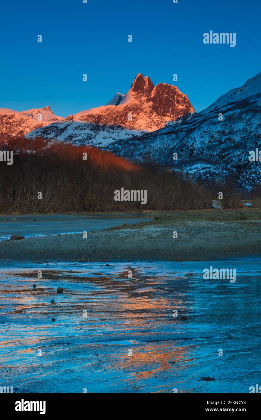 Soirée alpenglow sur la montagne Romsdalshorn près de la ville d'Åndalsnes dans la vallée de Romsdalen, Rauma kommune, Møre og Romsdal, Norvège, Scandinavie. Banque D'Images