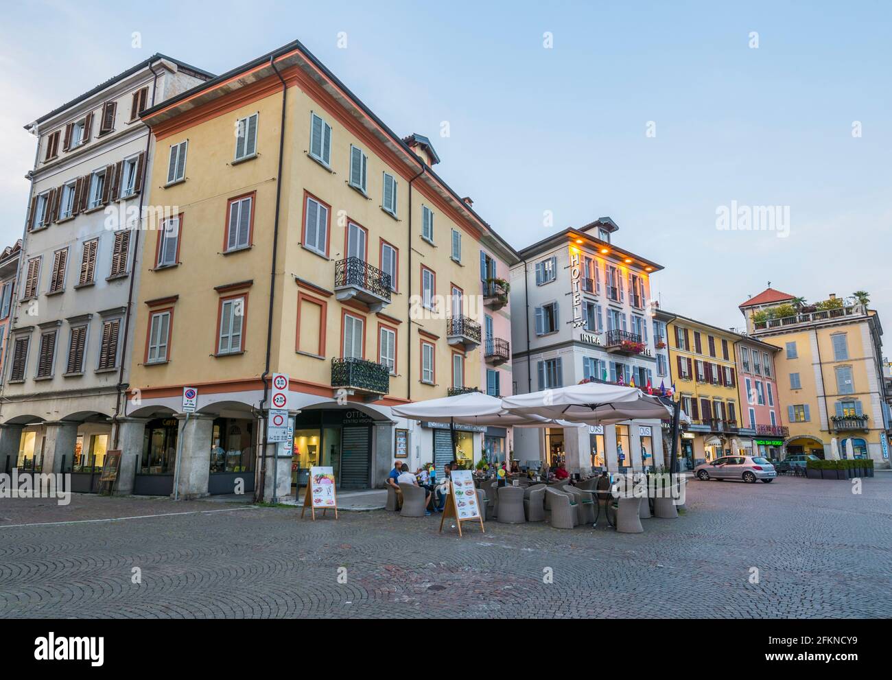 Restaurants Al Fresco à Piazza Daniele Ranzoni au crépuscule, intra, Verbania, province de Verbano-Cusio-Ossola, Lac majeur, Italie, Europe Banque D'Images