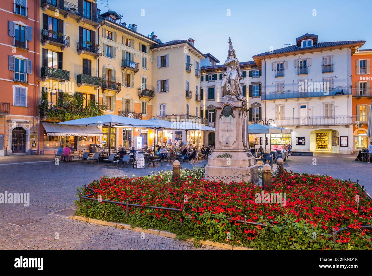 Restaurants Al Fresco à Piazza Daniele Ranzoni au crépuscule, intra, Verbania, province de Verbano-Cusio-Ossola, Lac majeur, Italie, Europe Banque D'Images