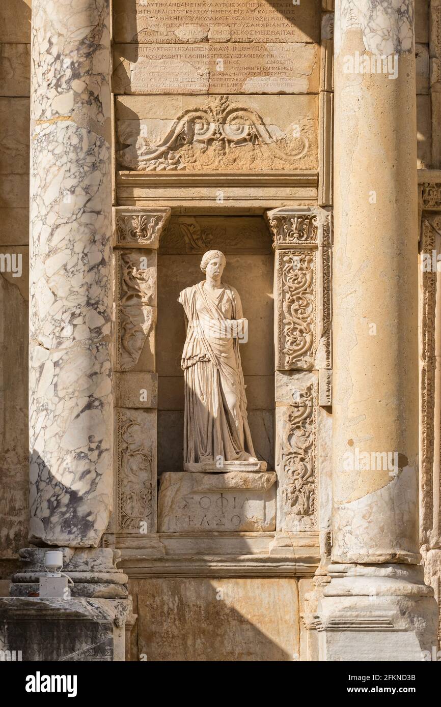Statue antique à la façade de la Bibliothèque de Celsus dans l'ancienne ville d'Ephèse, Turquie Banque D'Images