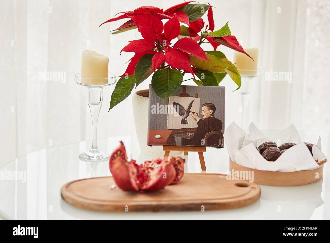 Kiev, Ukraine: Février, 28 - concept du matin avec café, guimauve au chocolat et grenade. Fleur de Noël. Concept de maison confortable. Photo de haute qualité Banque D'Images