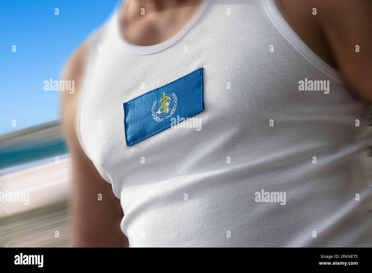 Le drapeau national de l'Organisation mondiale de la santé DE L'OMS sur le poitrine de l'athlète Banque D'Images