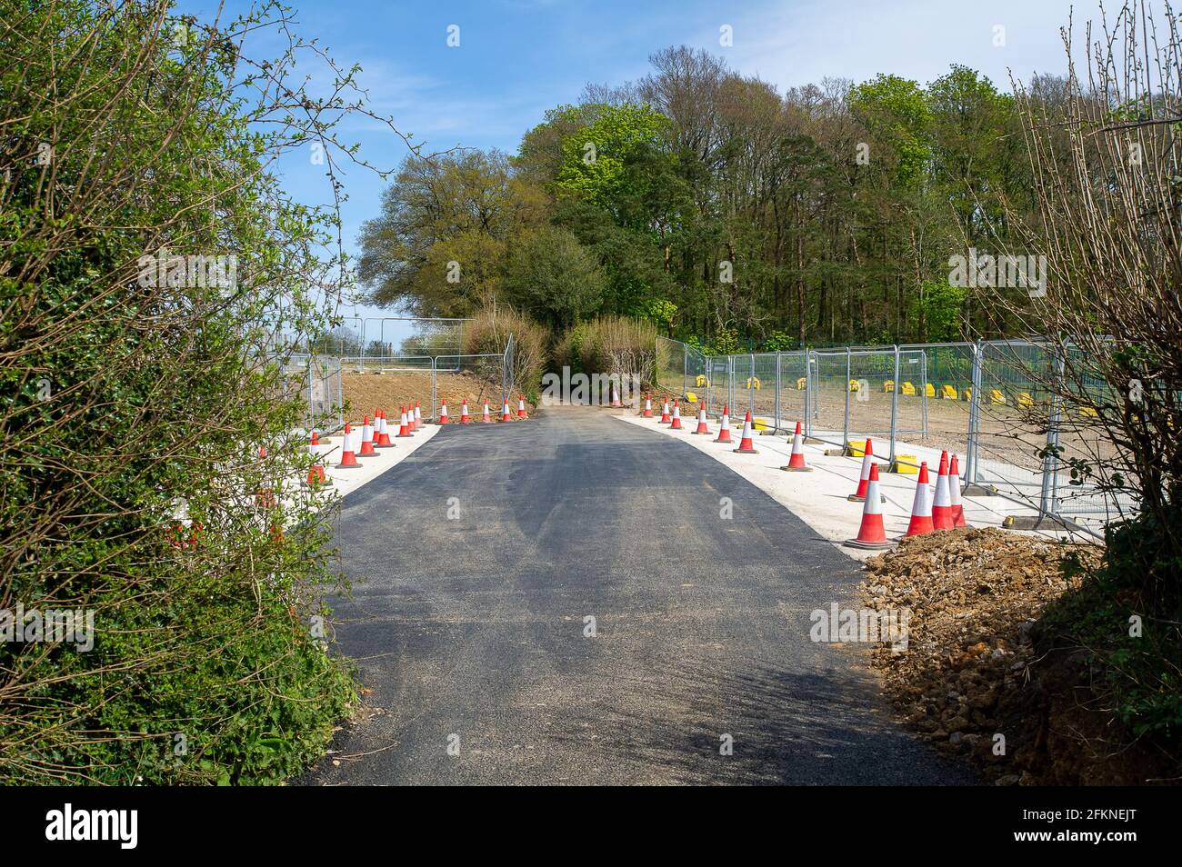 Aylesbury Vale, Buckinghamshire, Royaume-Uni. 26 avril 2021. La voie de Bowood à voie unique a récemment été fermée par HS2. HS2 ont détruit des arbres bordant Bowood Lane ainsi que des haies bancarisées et construisent une route de transport de l'autre côté de la voie jusqu'à Jones Hill Wood où un viaduc sera construit pour la nouvelle haute vitesse 2. La liaison ferroviaire High Speed 2, très controversée et très économique de Londres à Birmingham, est en train de sculpter une énorme cicatrice à travers les Chilterns. Crédit : Maureen McLean/Alay Banque D'Images