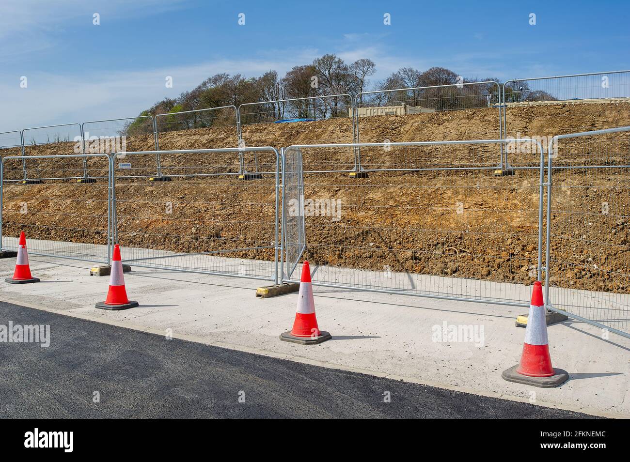 Aylesbury Vale, Buckinghamshire, Royaume-Uni. 26 avril 2021. La voie de Bowood à voie unique a récemment été fermée par HS2. HS2 ont détruit des arbres bordant Bowood Lane ainsi que des haies bancarisées et construisent une route de transport de l'autre côté de la voie jusqu'à Jones Hill Wood où un viaduc sera construit pour la nouvelle haute vitesse 2. La liaison ferroviaire High Speed 2, très controversée et très économique de Londres à Birmingham, est en train de sculpter une énorme cicatrice à travers les Chilterns. Crédit : Maureen McLean/Alay Banque D'Images