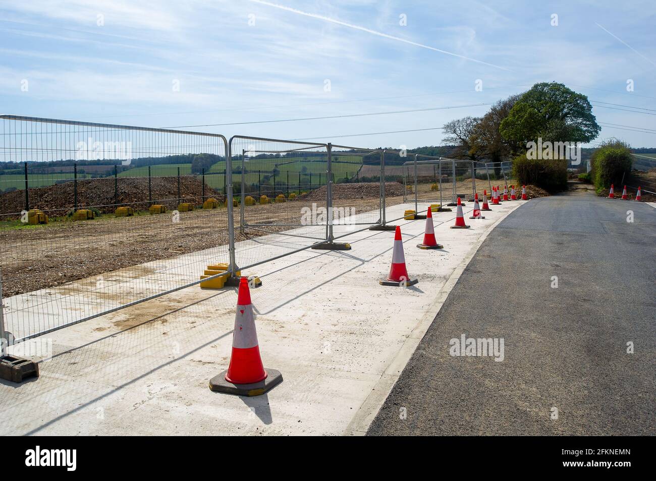 Aylesbury Vale, Buckinghamshire, Royaume-Uni. 26 avril 2021. La voie de Bowood à voie unique a récemment été fermée par HS2. HS2 ont détruit des arbres bordant Bowood Lane ainsi que des haies bancarisées et construisent une route de transport de l'autre côté de la voie jusqu'à Jones Hill Wood où un viaduc sera construit pour la nouvelle haute vitesse 2. La liaison ferroviaire High Speed 2, très controversée et très économique de Londres à Birmingham, est en train de sculpter une énorme cicatrice à travers les Chilterns. Crédit : Maureen McLean/Alay Banque D'Images