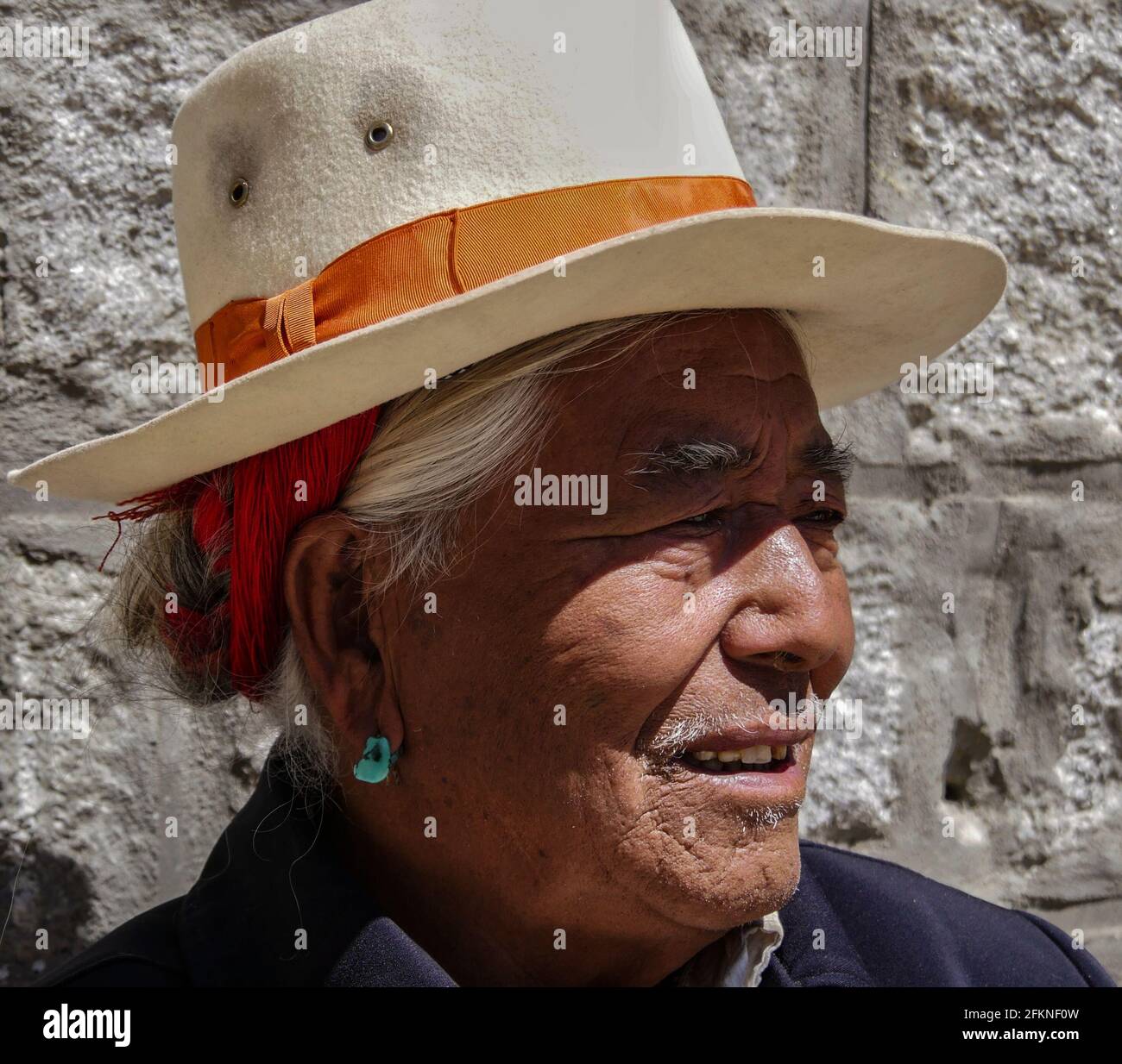 (210503) -- LHASSA, 3 mai 2021 (Xinhua) -- photo prise le 5 avril 2021 montre un portrait de Dondrup Wangyal dans le canton de Gangdoi, comté de Gonggar de la ville de Shannan, région autonome du Tibet du sud-ouest de la Chine. Dondrup Wangyal, 79 ans, est né d'une famille de sérans dans le canton de Gangdoi. Pendant des générations, la famille de Dondrup Wangyal avait été serfs d'une famille de seigneur local jusqu'à la réforme démocratique en 1959 quand il était vraiment émancipé et affecté avec des terres agricoles. "J'avais seulement 17 alors, mais je n'oublierais jamais le fait que le Parti communiste de Chine m'a sauvé. Et je suis déterminé à devenir membre du Parti », a dit Banque D'Images