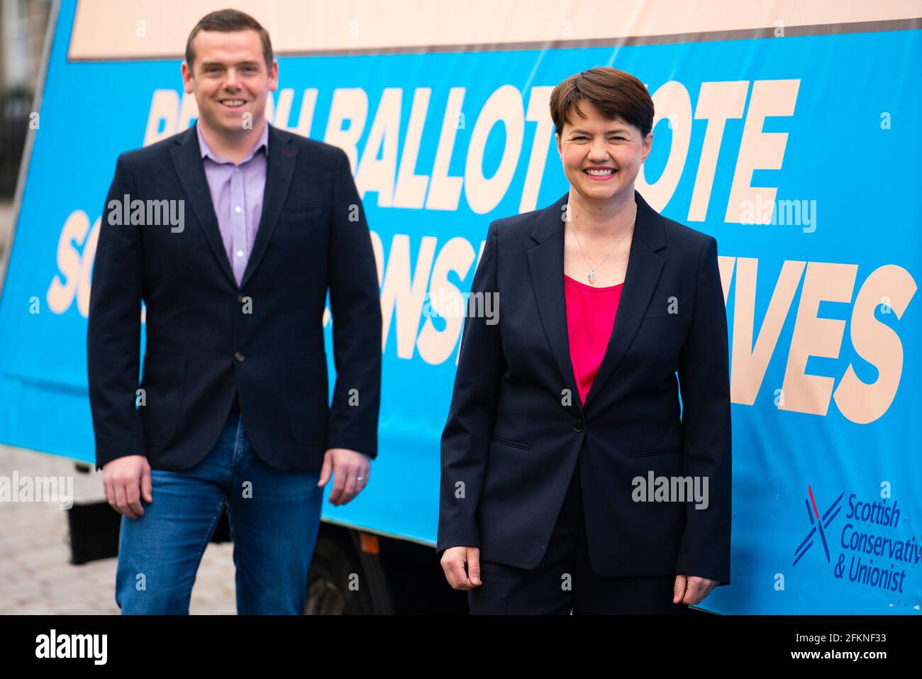 Édimbourg, Écosse, Royaume-Uni. 3 mai 2021. Le parti conservateur écossais lance aujourd'hui un nouveau panneau publicitaire de campagne à Édimbourg. Le chef des conservateurs écossais Douglas Ross et l'ancien chef Ruth Davidson ont lancé la publicité van avec un message invitant les électeurs à voter les conservateurs écossais sur la liste ou sur le bulletin de vote pêche. Pic; Douglas Ross et Ruth Davidson. Iain Masterton/Alay Live News Banque D'Images