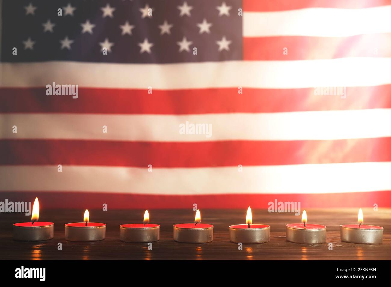 Deuil de bougies allumées sur fond de drapeau national américain. Week-end du souvenir, journée des anciens combattants patriotes, 9/11 Journée nationale du service et du souvenir. Banque D'Images