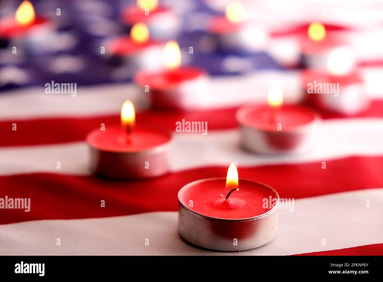 Deuil de bougies allumées sur fond de drapeau national américain. Week-end du souvenir, journée des anciens combattants patriotes, 9/11 Journée nationale du service et du souvenir. Banque D'Images