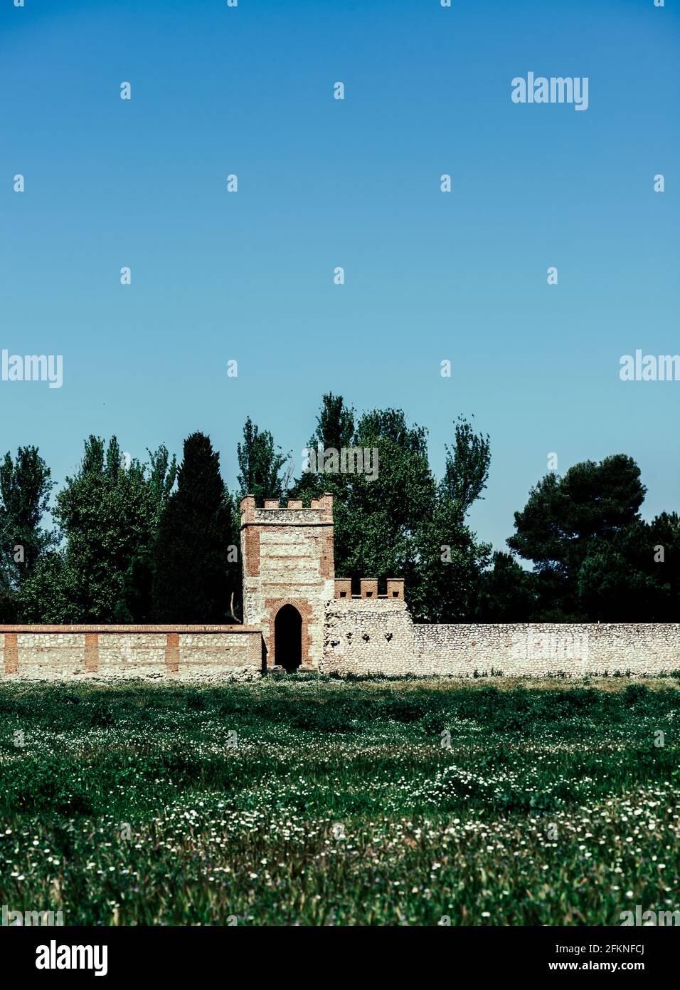 Palais archiepiscopal d'Alcala de Henares près de Madrid en Espagne. Périmètre mur médiéval et tourelle Banque D'Images