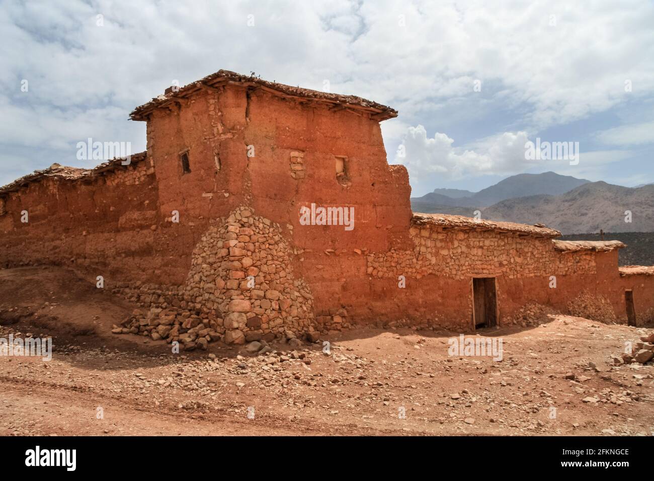 Berber maison village près de Tahanaout dans les montagnes du Haut Atlas, Maroc Banque D'Images