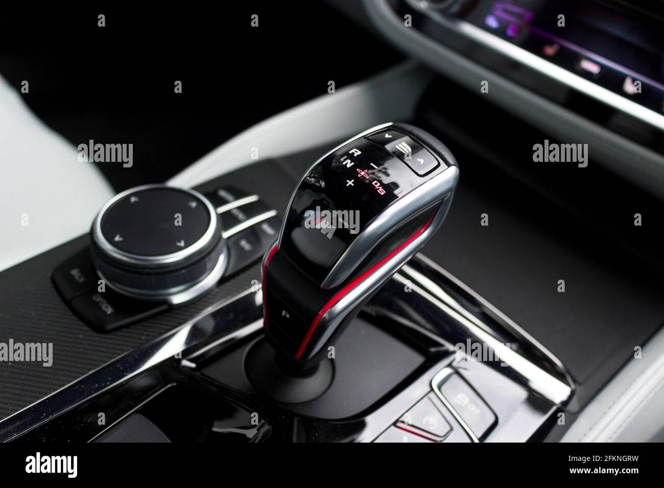 Pack compétition F90 BMW M5 2018 avec inserts en aluminium M logo Power et bâton de vitesse automatique en cuir crème Banque D'Images