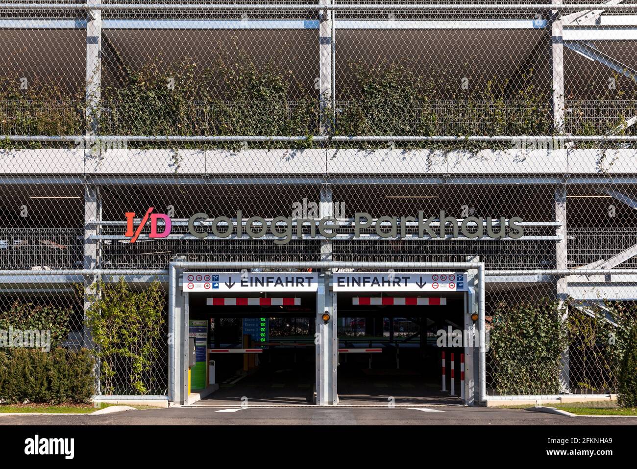 Garage de stationnement sur la rue Peter-Huppertz dans le quartier I/D de Cologne dans le quartier de Muelheim, la façade est plantée avec environ 5000 plantes sur 2000 sca Banque D'Images