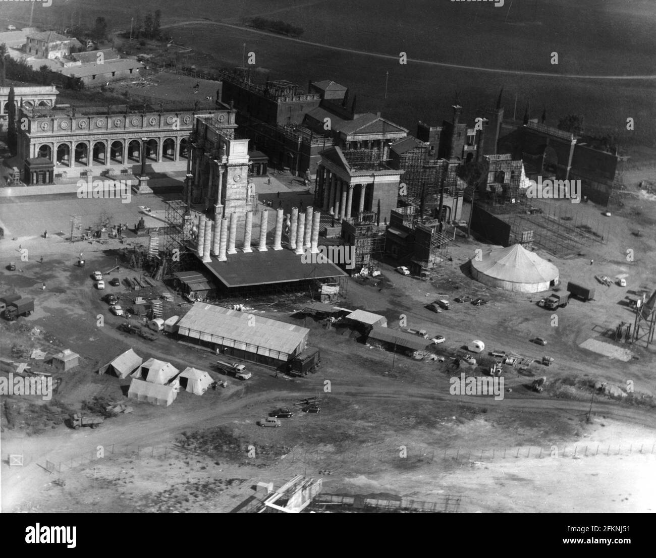 Vue aérienne de la Rome antique en construction aux studios Cinecitta à Rome pour ELIZABETH TAYLOR RICHARD BURTON et REX HARRISON à CLEOPATRA 1963 réalisateur JOSEPH L. MANKIEWICZ scénario Joseph L. Mankiewicz Ranald MacDougall et Sidney Buchman musique Alex North producteur Walter Wanger Suisse - Royaume-Uni - USA coproduction MCL films S.A. / Walwa films S.A. / Fox du XXe siècle Banque D'Images