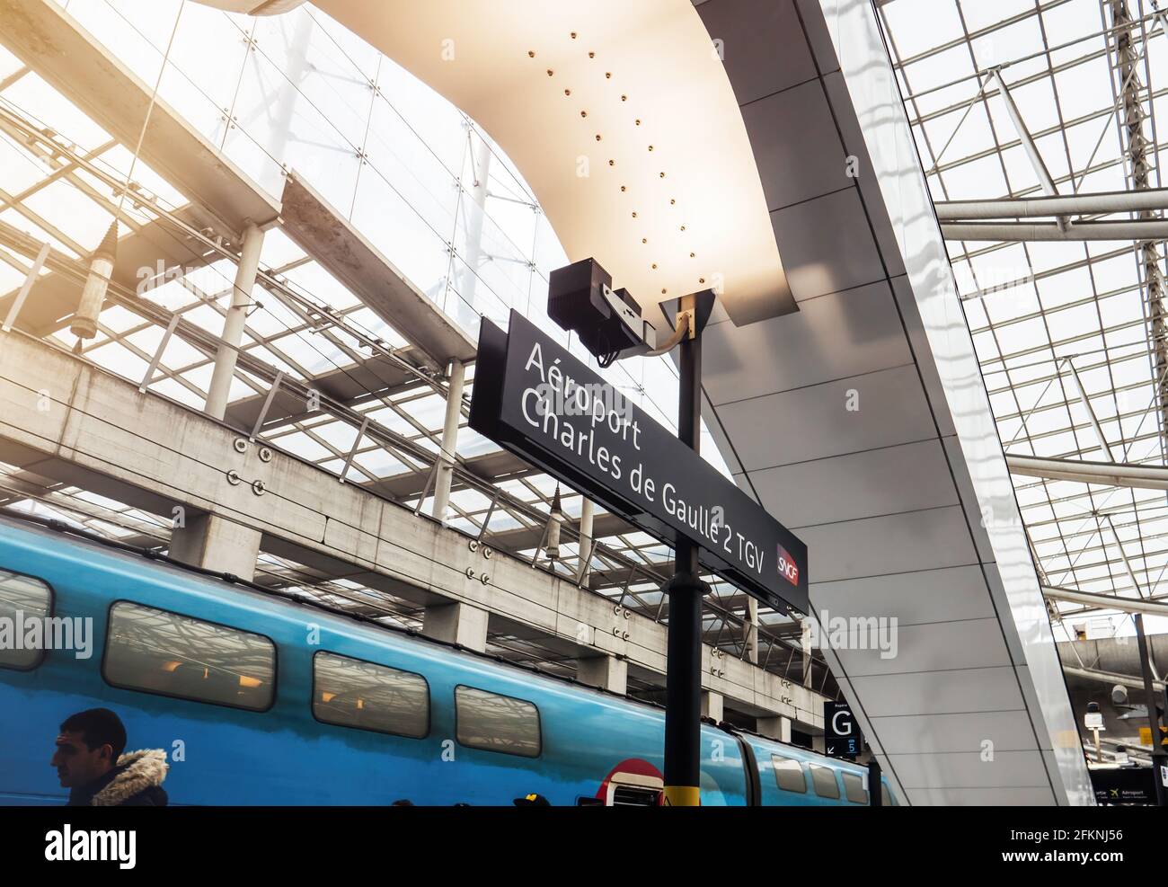 Silhouette masculine et Aeroport Charles de Gaulle 2 TGV SNCF singulage dans la gare moderne Banque D'Images