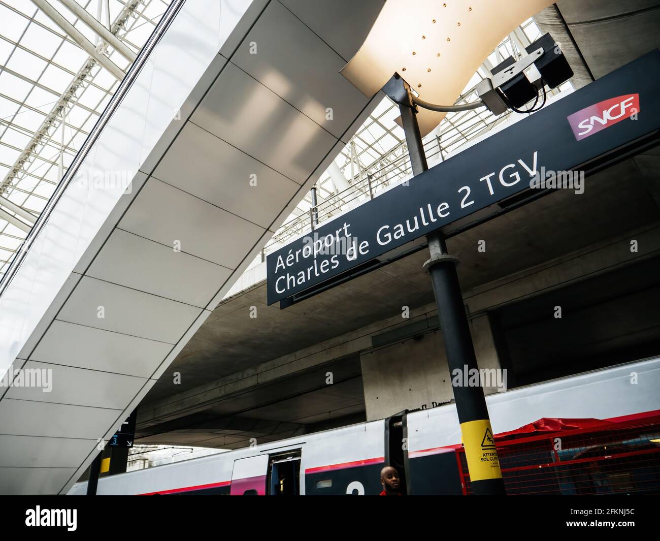 Aeroport Charles de Gaulle 2 TGV SNCF unique dans moderne gare Banque D'Images