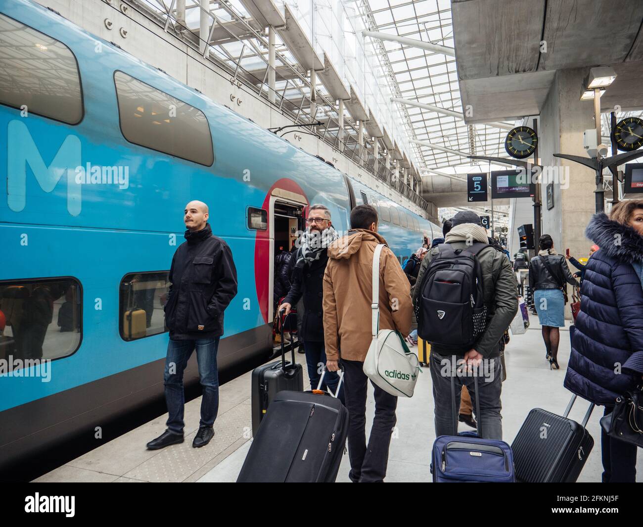 Les passagers de la navette à l'aéroport Charles de Gaulle 2 TGV SNCF gare Banque D'Images