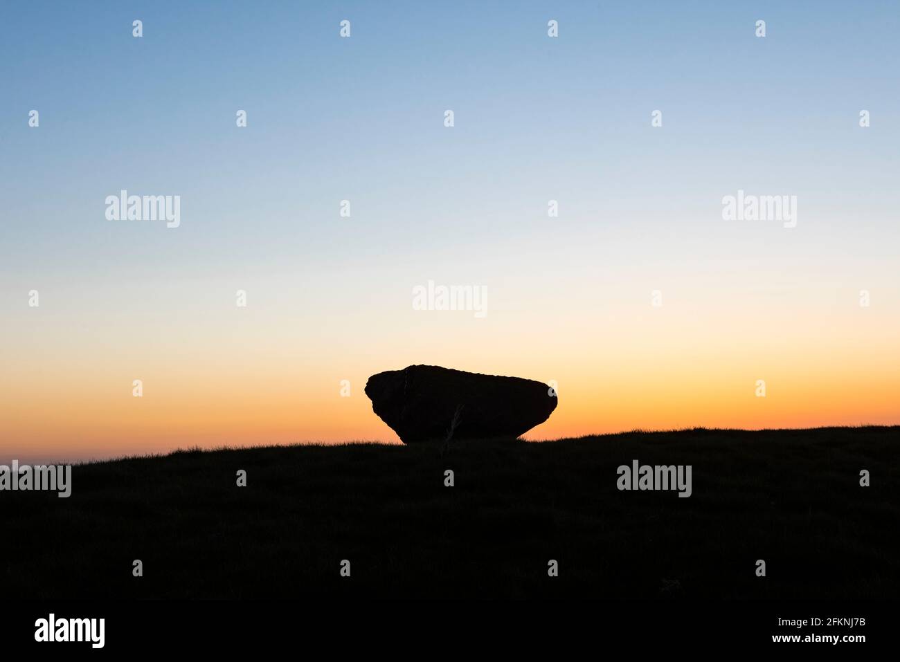 La pierre debout de l'âge de bronze déchu de Bryn-y-Maen, près de Llandegley au milieu du pays de Galles, au Royaume-Uni, vue au coucher du soleil Banque D'Images