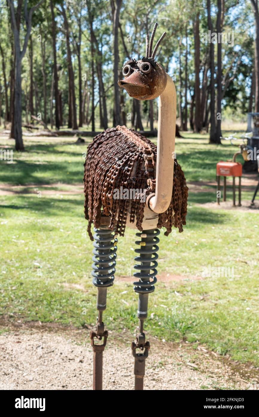 Sculpture en ferraille d'une émeu aux Tourneurs et sculptures de la Nouvelle-Angleterre à Gilgai près d'Inverell, Nouvelle-Galles du Sud, Australie Banque D'Images