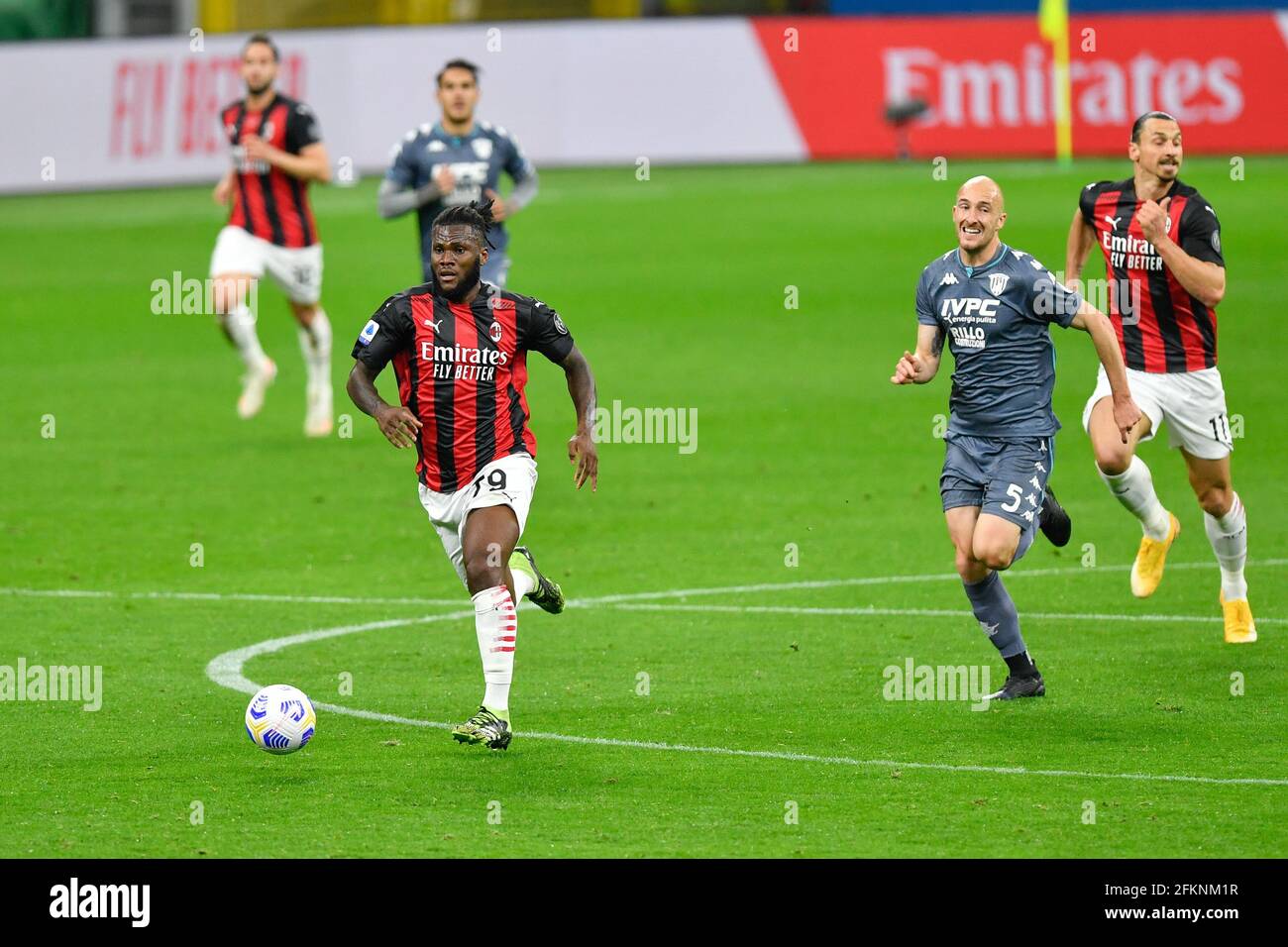 Milan, Italie. 1er mai 2021. Frank Kessie (79) de l'AC Milan et Luca Caldirola (5) de Benevento vu dans la série UN match entre l'AC Milan et Benevento à San Siro à Milan. (Crédit photo: Gonzales photo - Tommaso Fimiano). Banque D'Images