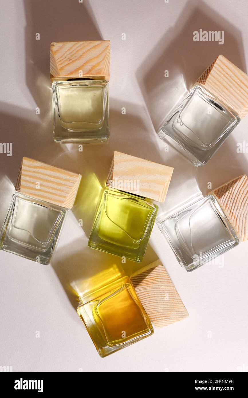 Équipement de traitement aux herbes et à l'huile dans une ambiance de spa relaxante. Banque D'Images