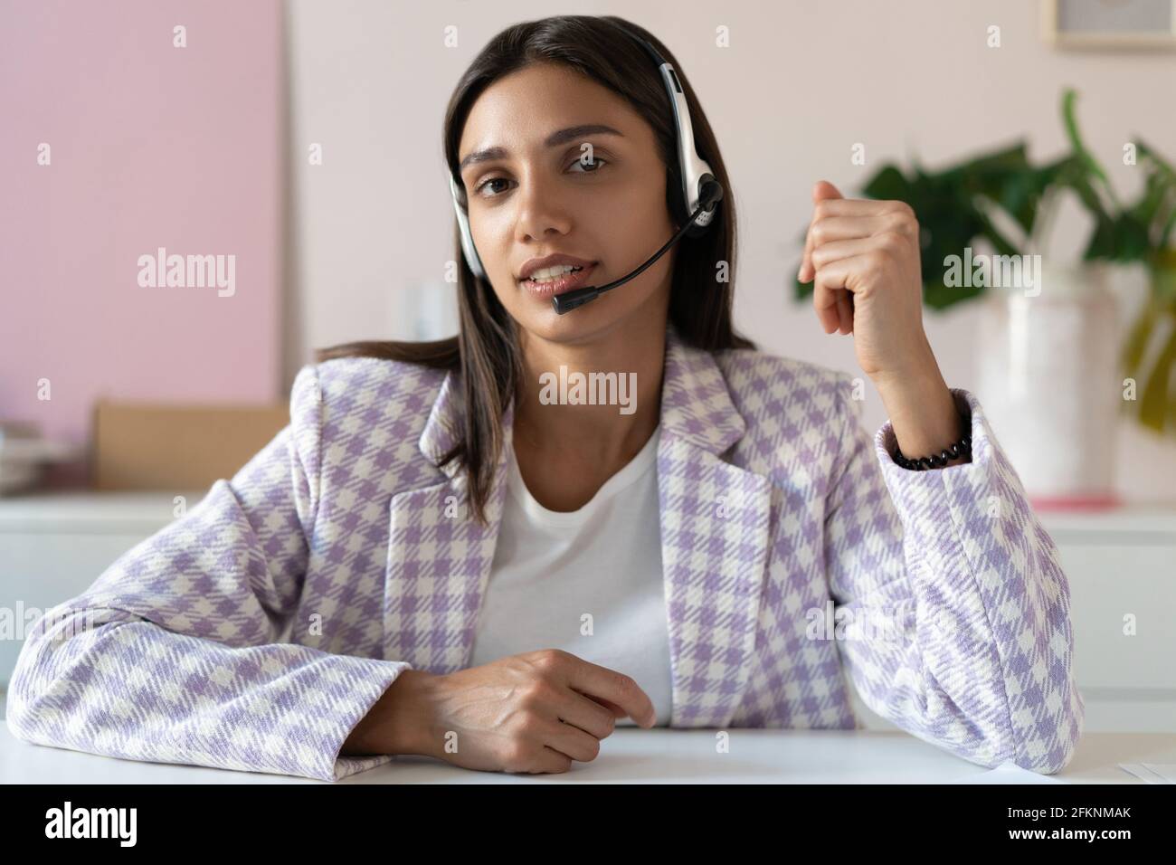Webcam vue indienne mixte-race femme assis à l'intérieur parler en utilisant la vidéo application de conférence téléphonique Banque D'Images
