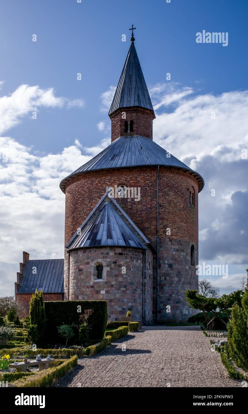 L'étrange église ronde dans la campagne du Danemark, datant de l'époque médiévale. Banque D'Images