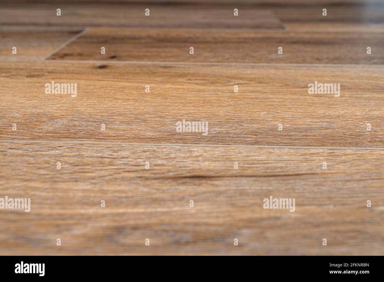 Arrière-plan fait de panneaux modernes en vinyle imitant le bois dans un salon avec foyer sélectif. Banque D'Images