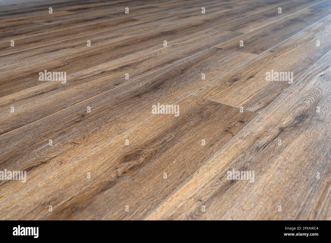 Arrière-plan fait de panneaux modernes en vinyle imitant le bois dans un salon avec foyer sélectif. Banque D'Images