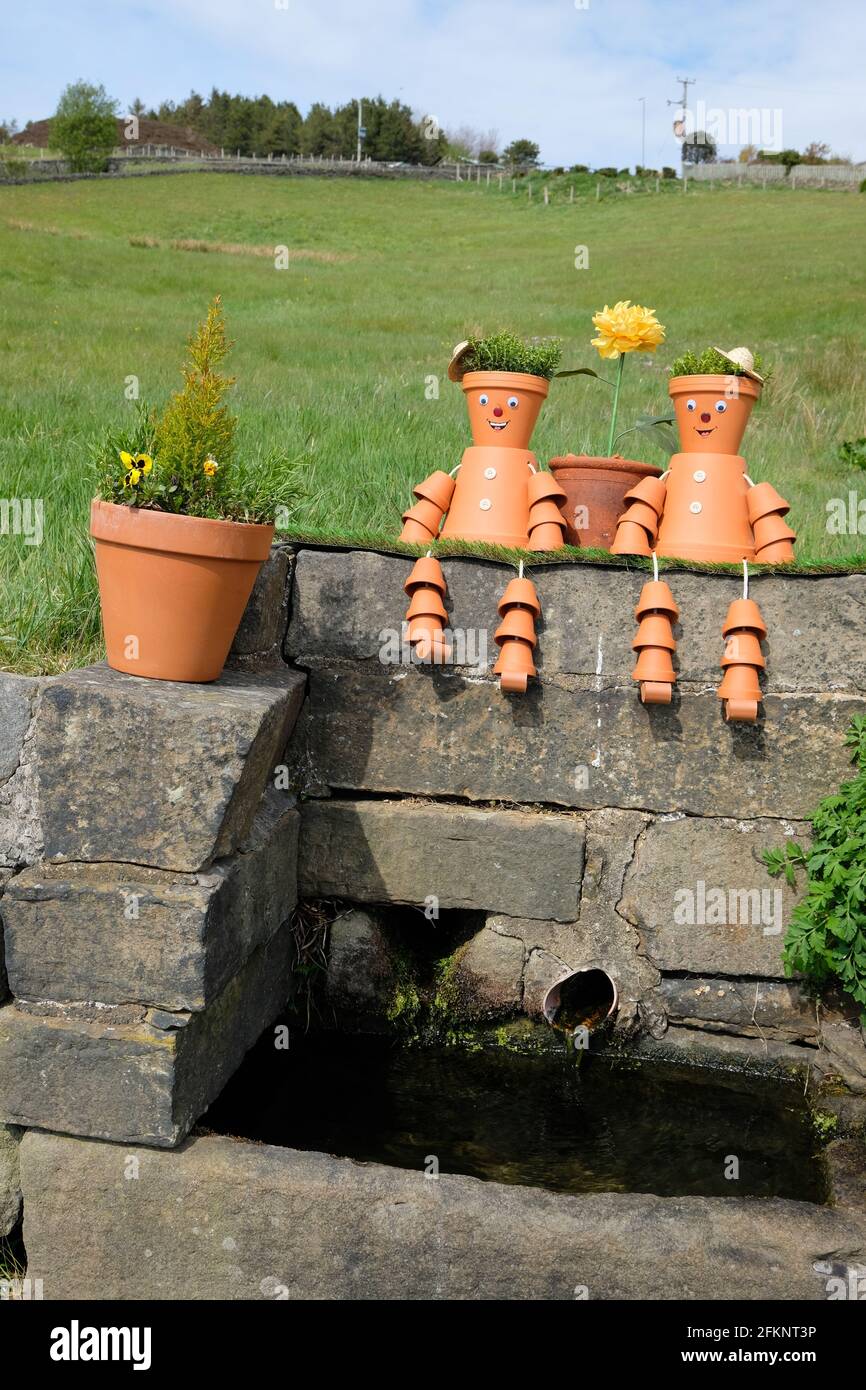 Deux hommes de fleurs de style Bill et Ben le dimanche SPAW dans le village de Midgley, à Calvaire, les puits sont habillés chaque année pour marquer le retour du printemps Banque D'Images