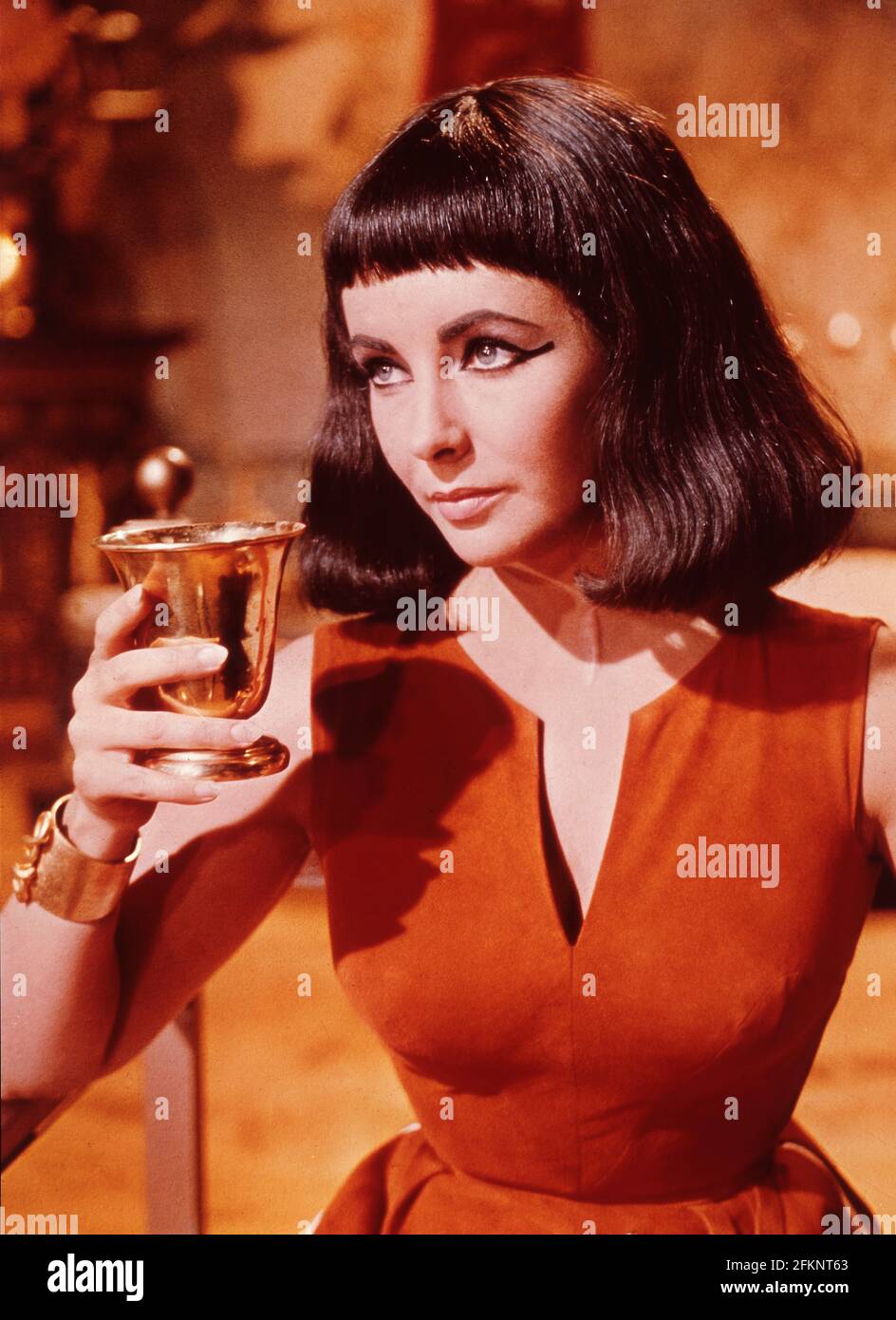 ELIZABETH TAYLOR en costume conçu par IRENE SHARAFF à CLEOPATRA 1963 réalisateur JOSEPH L. MANKIEWICZ scénario Joseph L. Mankiewicz Ranald MacDougall et Sidney Buchman musique Alex North producteur Walter Wanger Suisse - Royaume-Uni - Etats-Unis co-production MCL films S.A. / Walwa films S.A. / Fox du XXe siècle Banque D'Images