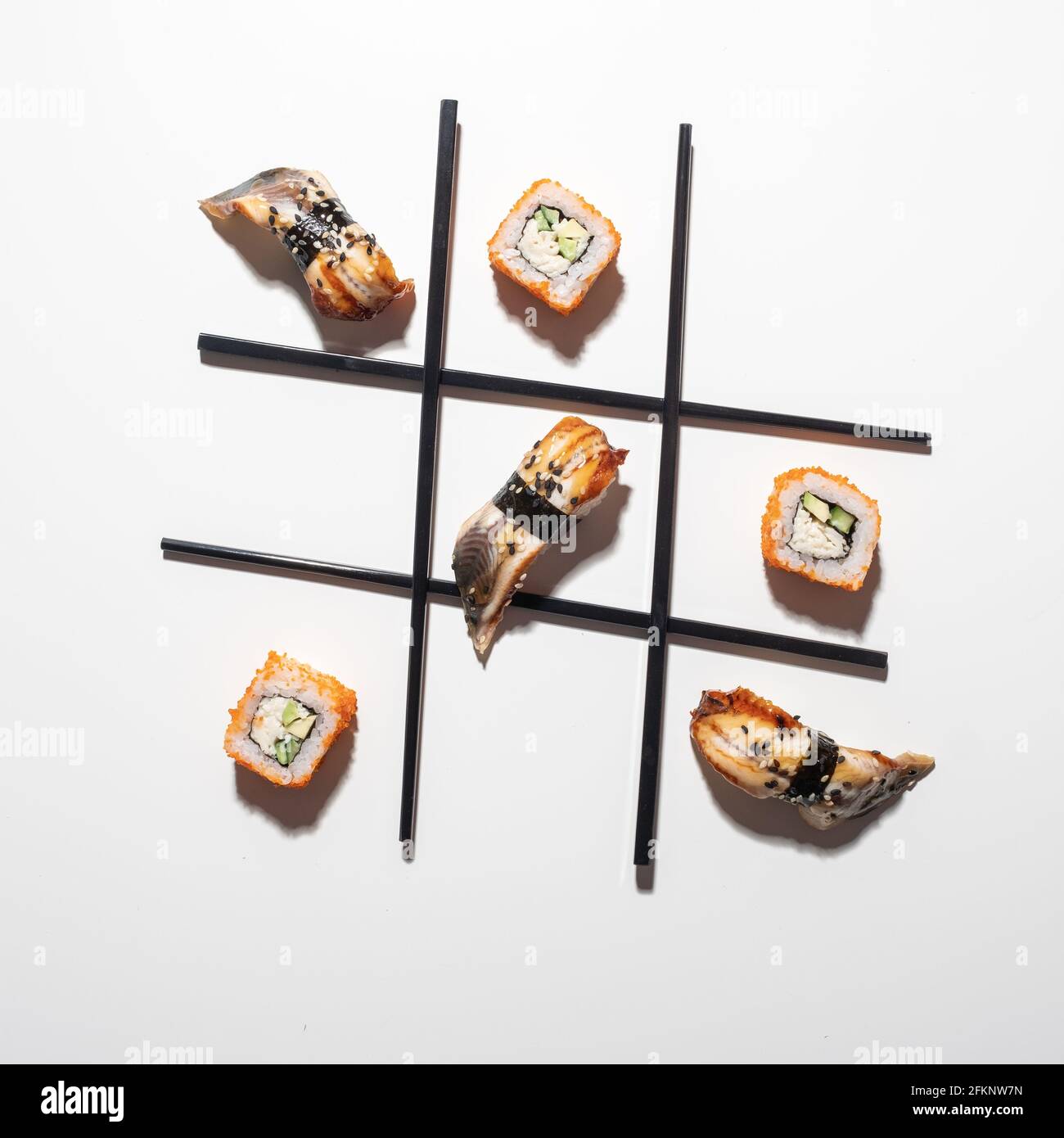 sushi tic tac toe sur fond blanc concept de sushi créatif Banque D'Images