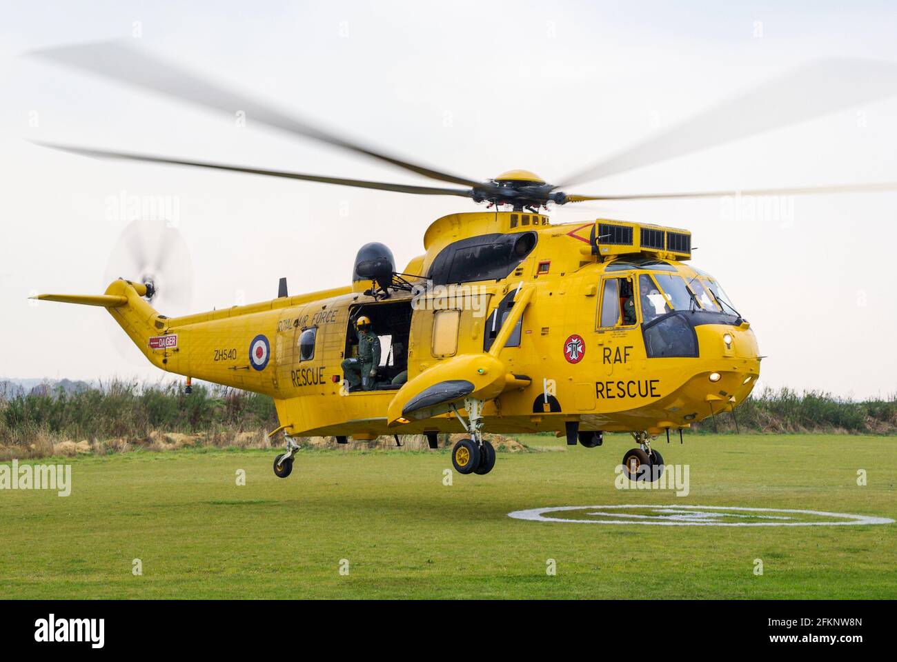 Recherche et sauvetage de la RAF King de la mer de Westland HAR.3A hélicoptère ZH540 atterrissant sur H, zone d'atterrissage des hélicoptères. Situation rurale. Royal Air Force 22 escadron Banque D'Images