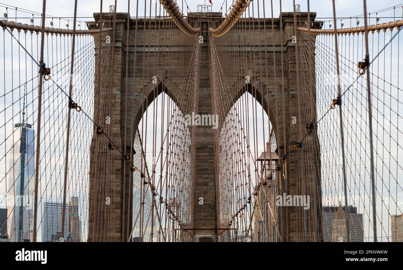 Croiser au-dessus du pont de Brooklyn en passant de Brooklyn à Manhattan, New York. Banque D'Images