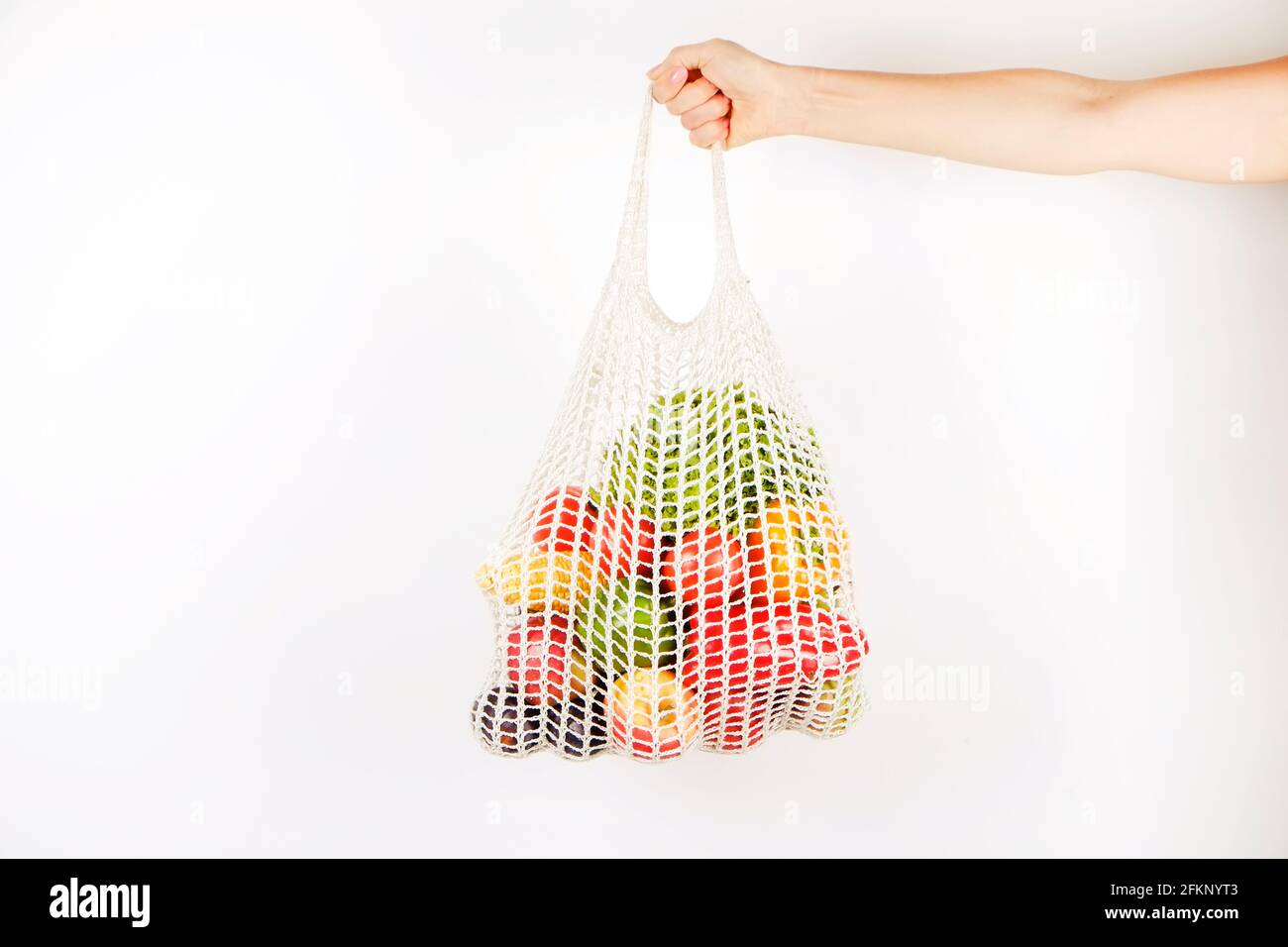 Main de femme non reconnaissable tenant un sac de fruits, légumes et  légumes verts : épis de maïs, tomate, poivre, laitue, poire et pomme.  Aucune perte de conflue Photo Stock - Alamy