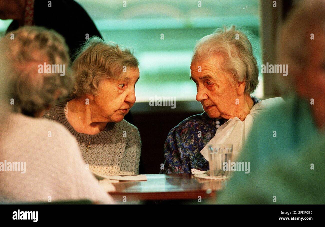 LES FRÈRES MEAD JANVIER 2000 MAISON DE SOINS EN RÉSIDENCE À KINGS LANGLEY.L-R-: JEAN PALMER ET BESSIE ONT LU DANS LA SALLE À MANGER EN ATTENDANT D'ÊTRE SERVI LE DÉJEUNER. Banque D'Images