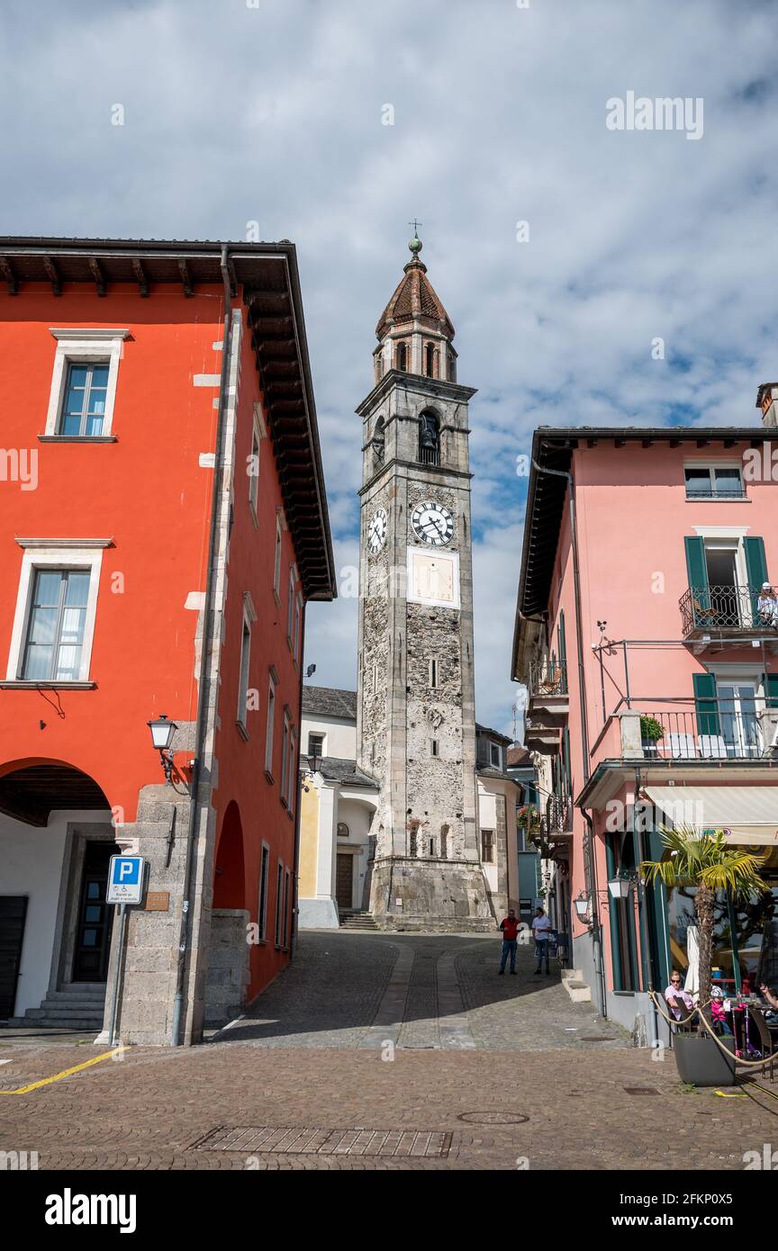 clocktower de Chiesa parrocchiale dei Santi Pietro e Paolo à Ascona, Tessin Banque D'Images