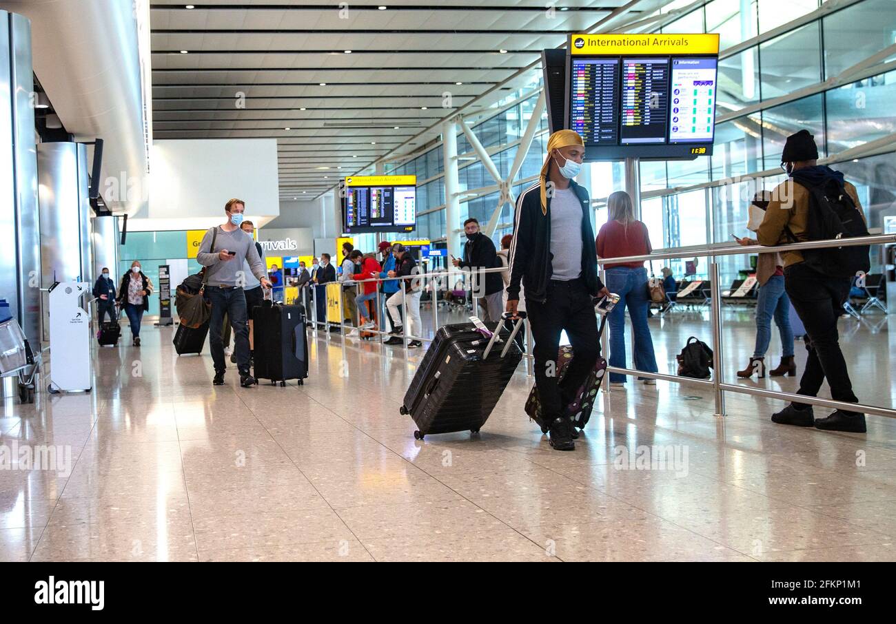 Londres, Royaume-Uni. 3 mai 2021. Passagers arrivant au terminal 2. Les vacances pour les loisirs pourraient reprendre le 17 mai. Un groupe de députés de l'ensemble des partis disent que les vacances à l'étranger devraient être découragées pour arrêter une troisième vague. Un système de feux de circulation doit être mis en place avec des pays ajoutés aux listes verte, orange et rouge. Le gouvernement est sur le point d'annoncer le nouveau système sous peu. Credit: Tommy London/Alay Live News Banque D'Images
