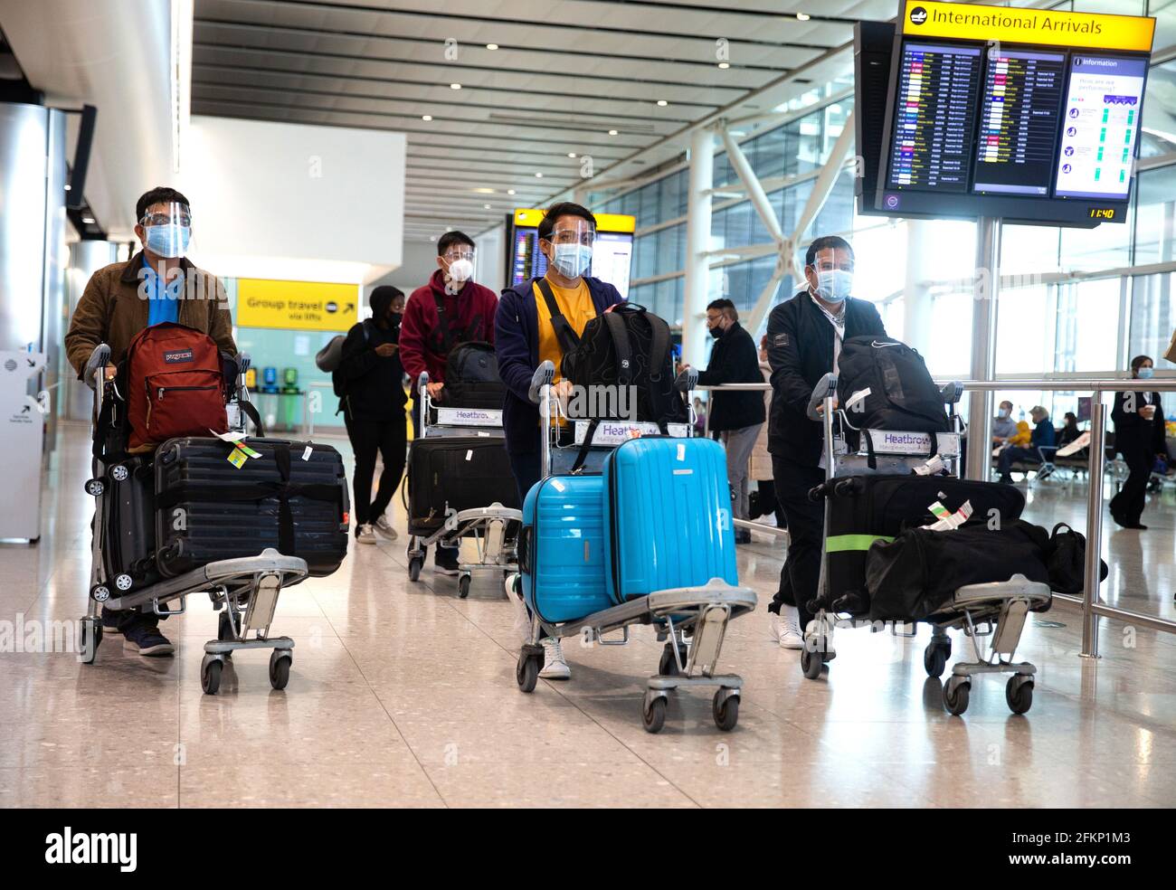 Londres, Royaume-Uni. 3 mai 2021. Passagers arrivant au terminal 2. Les vacances pour les loisirs pourraient reprendre le 17 mai. Un groupe de députés de l'ensemble des partis disent que les vacances à l'étranger devraient être découragées pour arrêter une troisième vague. Un système de feux de circulation doit être mis en place avec des pays ajoutés aux listes verte, orange et rouge. Le gouvernement est sur le point d'annoncer le nouveau système sous peu. Credit: Tommy London/Alay Live News Banque D'Images