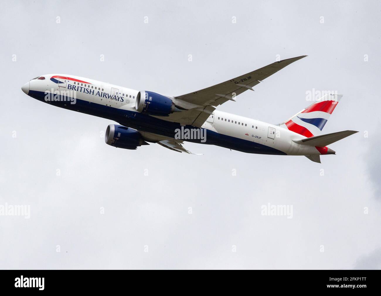 Londres, Royaume-Uni. 3 mai 2021. Un avion de British Airways part du terminal 5. Les vacances pour les loisirs pourraient reprendre le 17 mai. Un groupe de députés de l'ensemble des partis disent que les vacances à l'étranger devraient être découragées pour arrêter une troisième vague. Un système de feux de circulation doit être mis en place avec des pays ajoutés aux listes verte, orange et rouge. Le gouvernement est sur le point d'annoncer le nouveau système sous peu. Credit: Tommy London/Alay Live News Banque D'Images