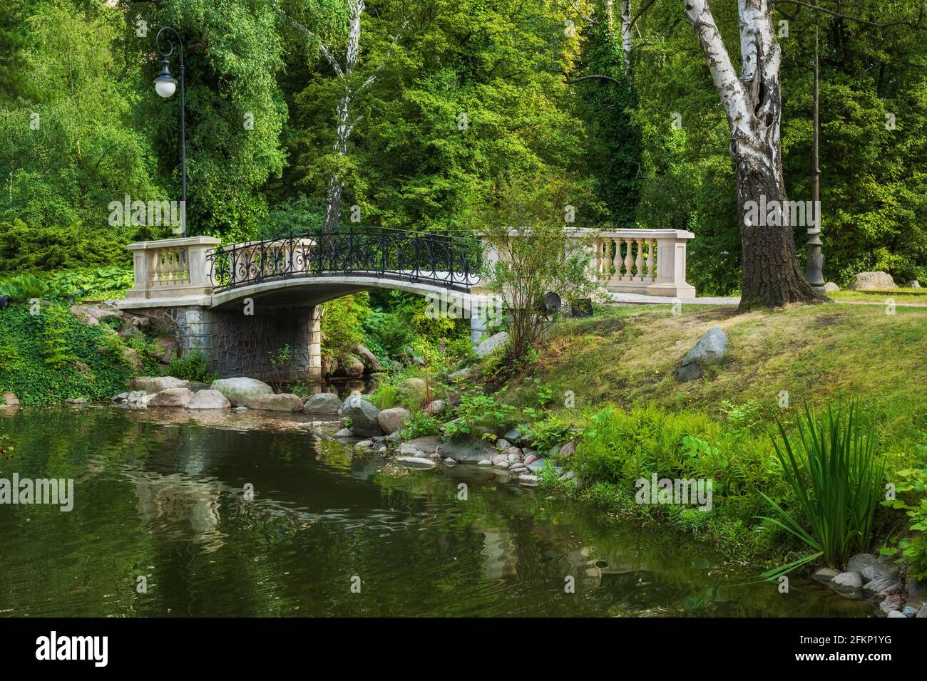 Lac avec un pont dans le parc Ujazdow (parc Ujazdowski) dans la ville de Varsovie, Pologne. Banque D'Images