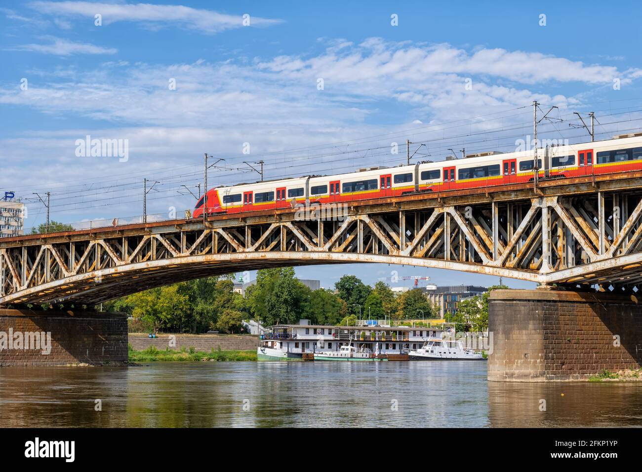 Prenez le train sur le pont ferroviaire Srednicowy au-dessus de la Vistule (Wisla) à Varsovie, en Pologne. Banque D'Images