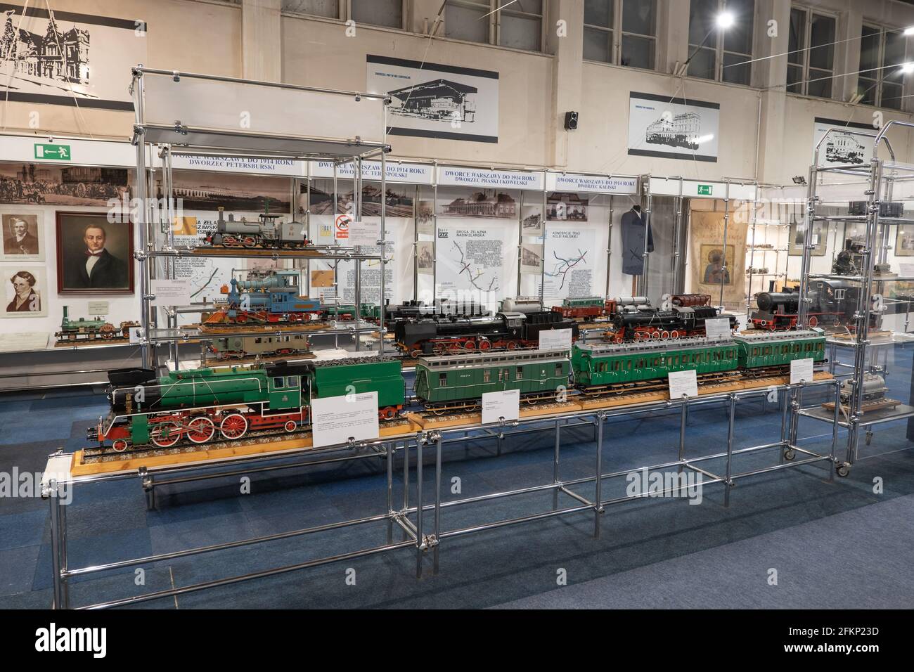 Exposition avec locomotives et modèles de trains au Musée de la gare de Varsovie, Pologne Banque D'Images